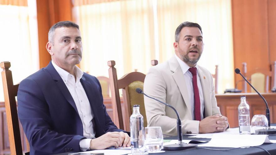 Oswaldo Betancort (izquierda) y Jacobo Medina, ayer, durante la rueda de prensa. | | PRENSA CABILDO DE LANZAROTE