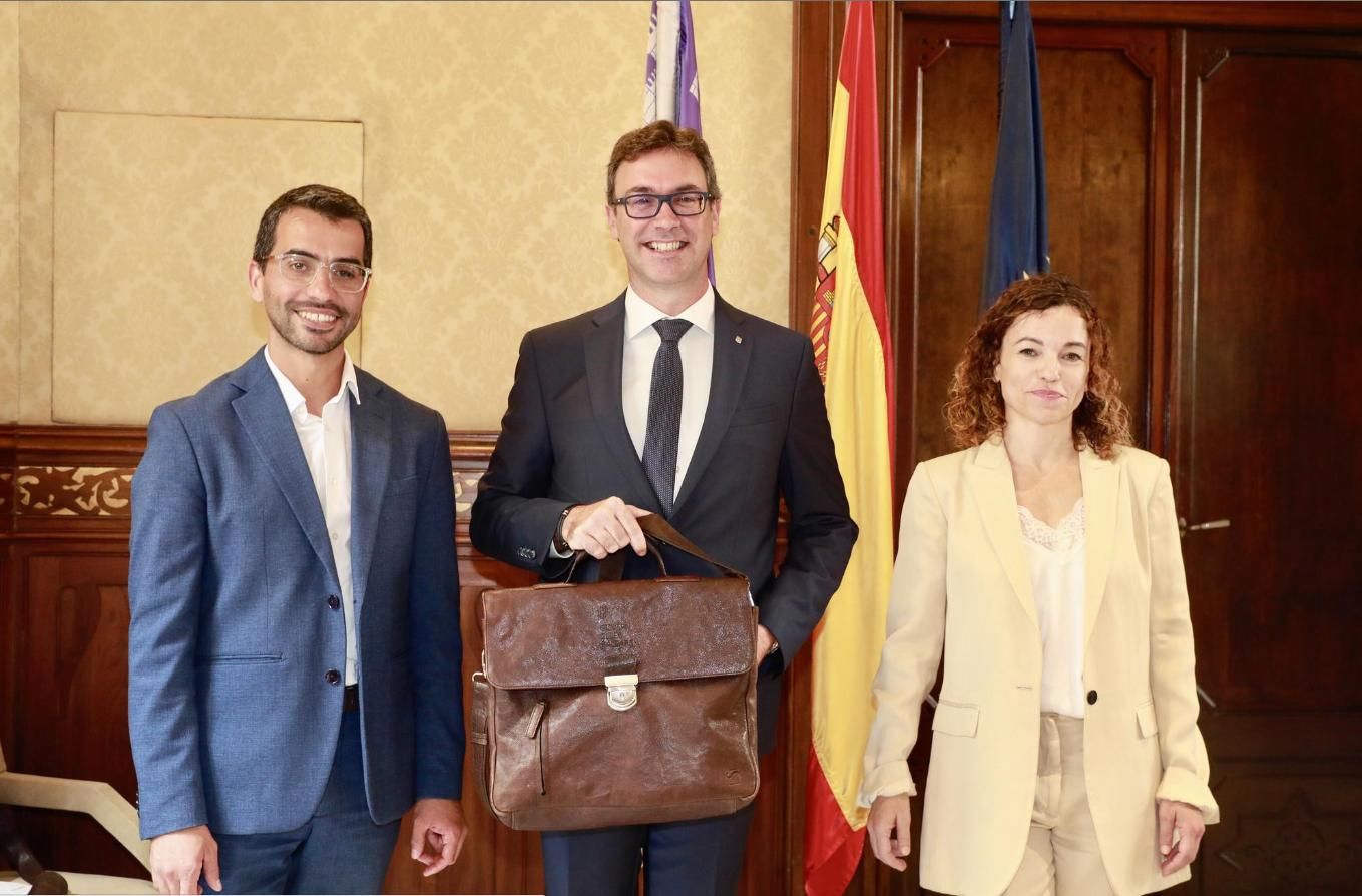 Miquel Company y Rosario Sánchez han oficializado el traspaso de la cartera a Antoni Costa, nuevo conseller de Economía, Hacienda e Innovación