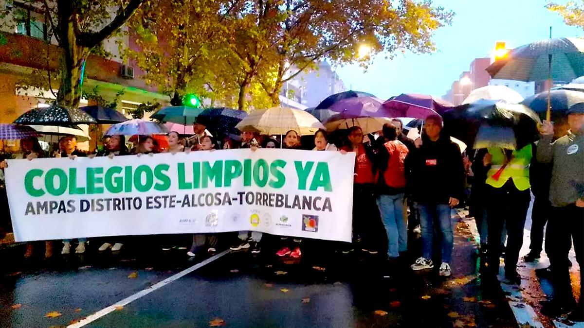 VIDEO | Los padres en Sevilla Este protestan: "Vienen con picaduras y hay telarañas"