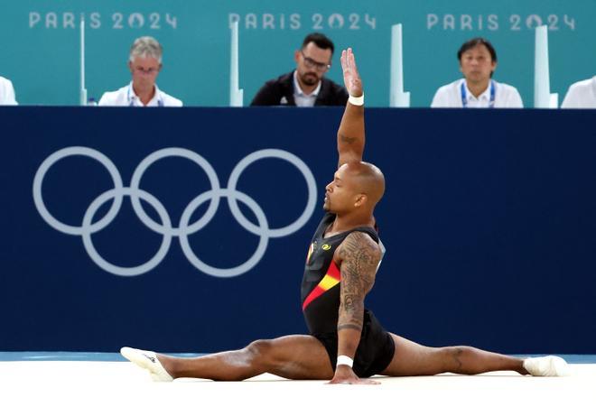 Ray Zapata durante la final del ejercicio de suelo de gimnasia artística en los Juegos Olímpicos París 2024.