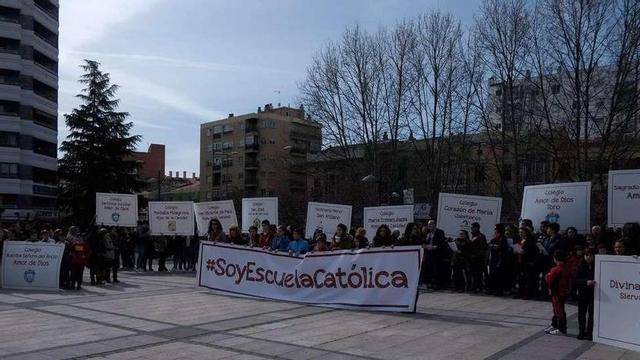 Un momento del acto celebrado en La Marina con la participación de todos los colegios.
