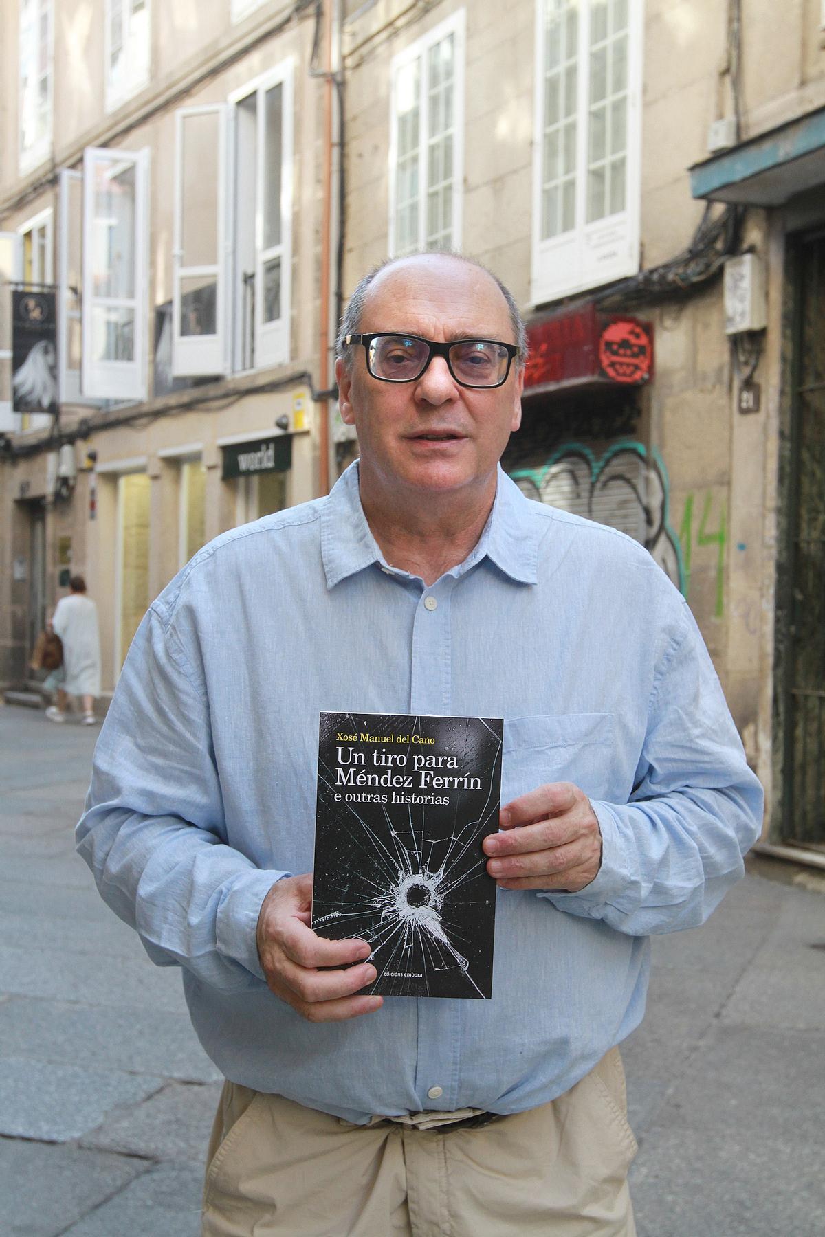 Xosé Manuel Del Caño, con su libro.