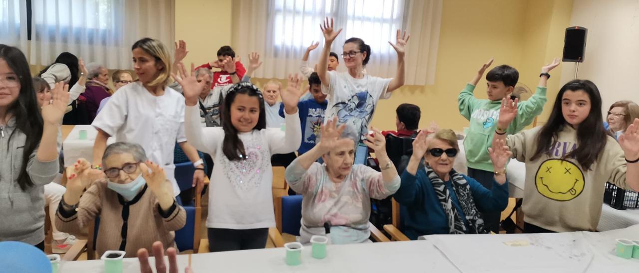 El colegio Asturias y la residencia Clara Ferrer conciencian sobre el lavado de manos (en imágenes)