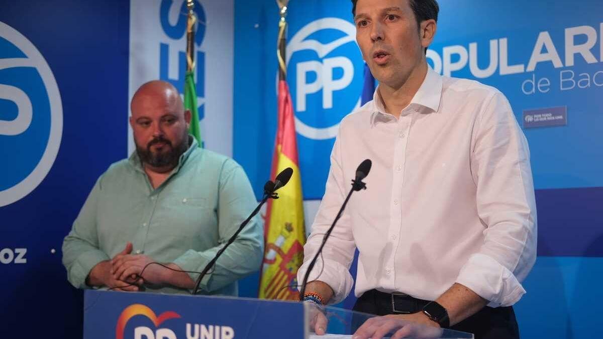 Antonio Cavacasillas y Manuel Naharro, este viernes en la sede del PP de Badajoz.