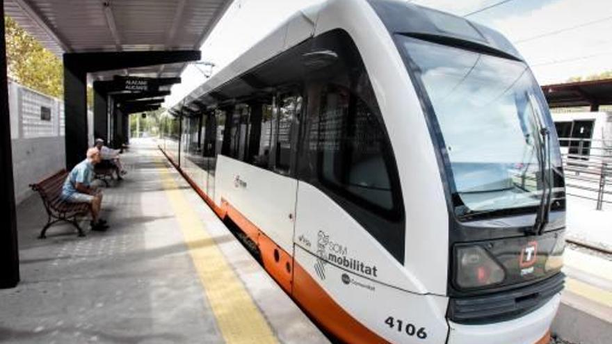 El Tram de Benidorm parte la ciudad en dos.