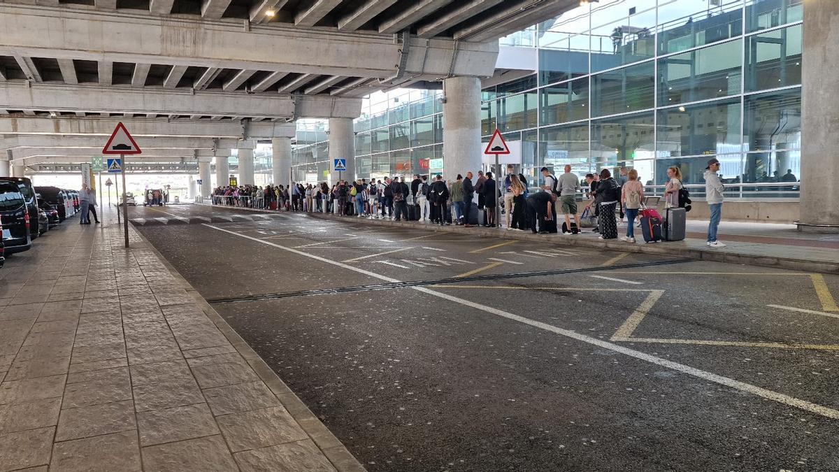 Cola de viajeros esperando un taxi en el aeropuerto durante el mediodía del pasado jueves 18 de mayo.