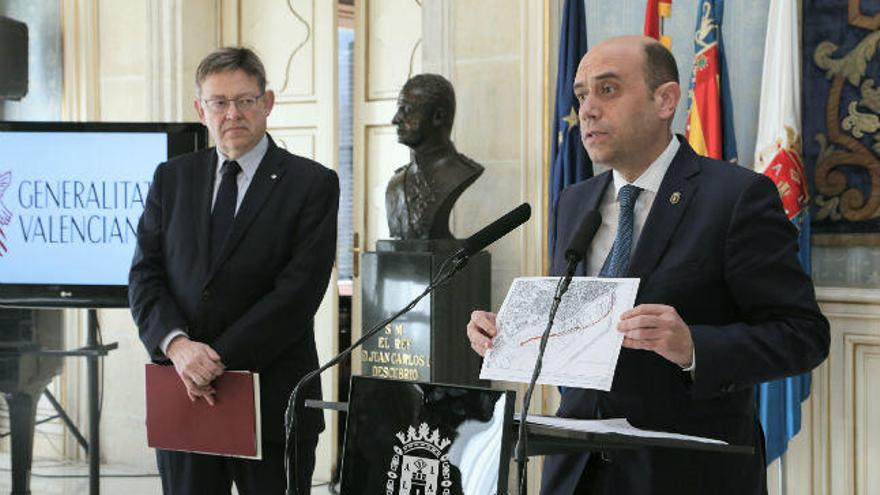 Echávarri durante la presentación del proyecto junto a Ximo Puig