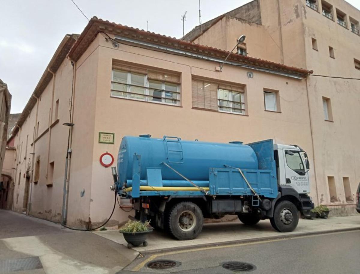 El camió cisterna instal·lat davant la residència geriàtrica de la Bisbal