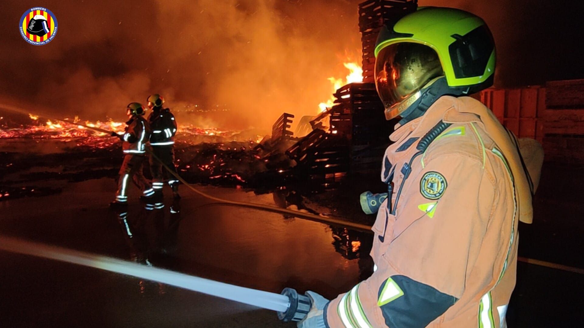 Incendio industrial en una explanada de palés en la Pobla