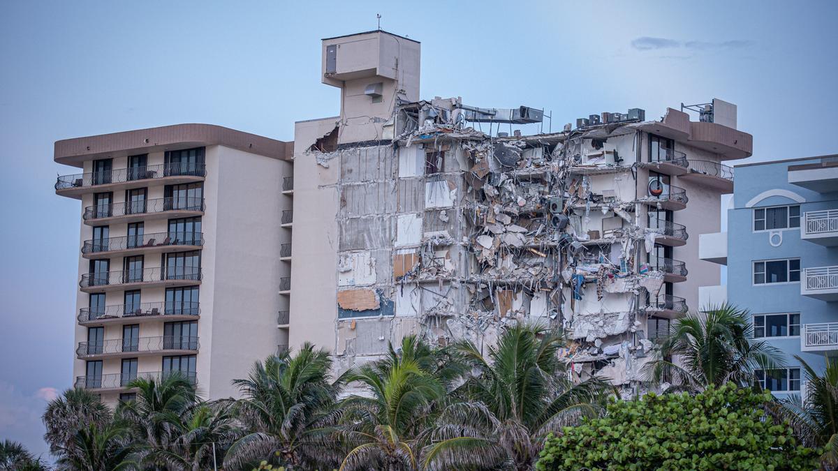 Espectacular derrumbe de un edificio en Miami