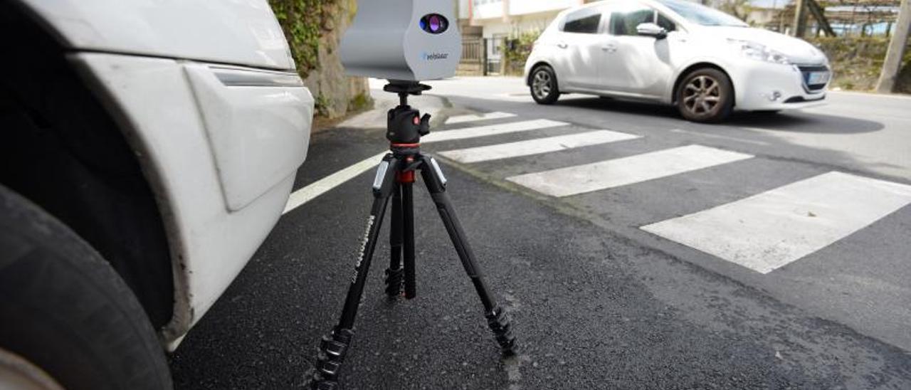 Un radar para medir la velocidad del tráfico en Pontevedra. |   // GUSTAVO SANTOS