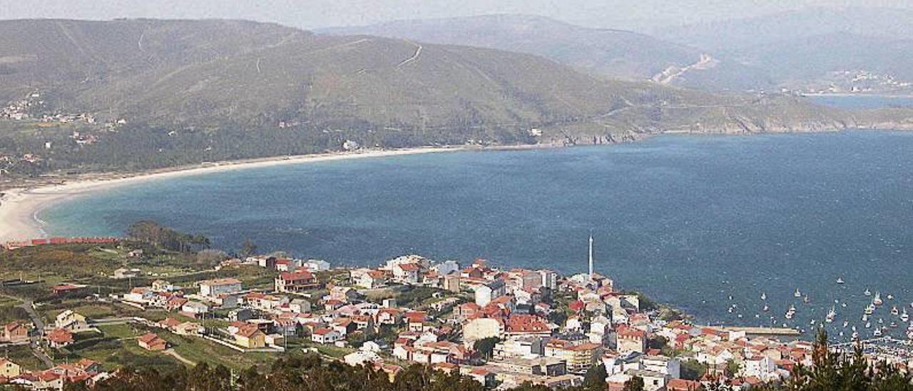 Vista xeral da vila desde o cume do monte Facho.