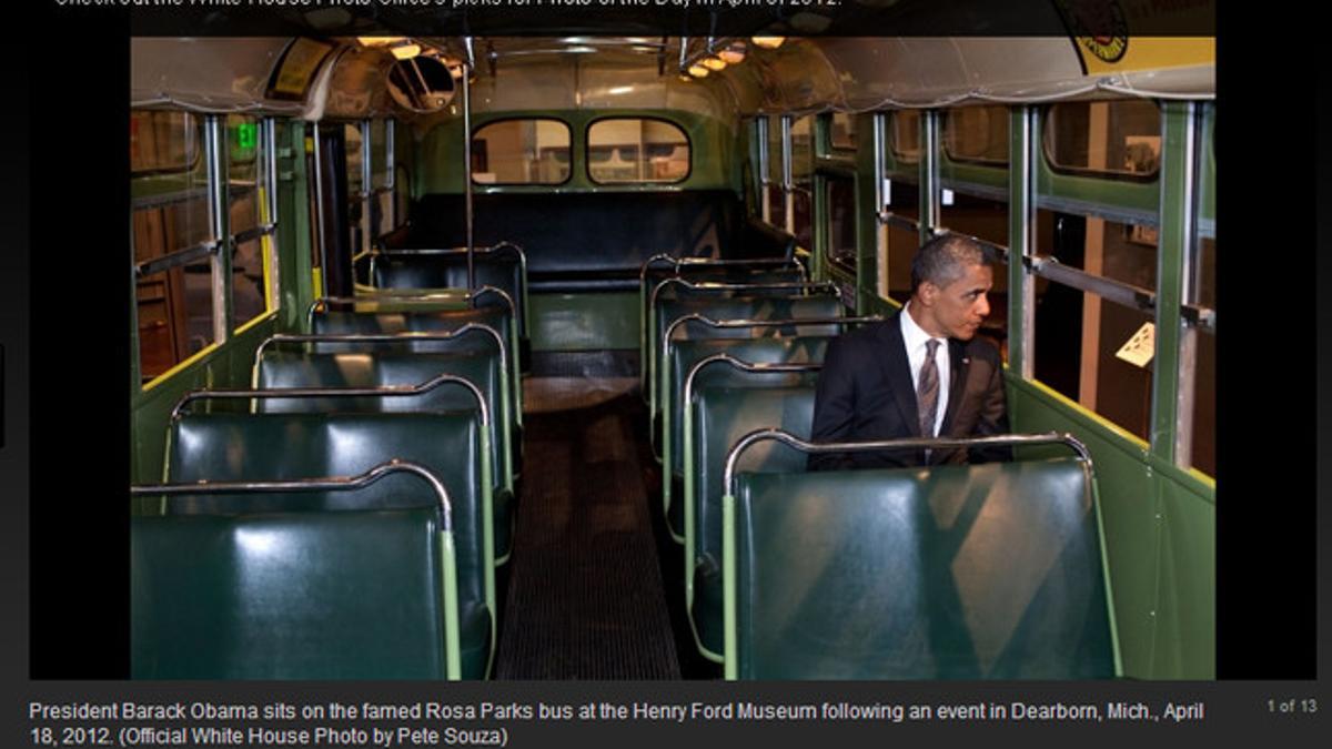 Obama, sentado en el autobús en el que Rosa Parks se negó a ceder el asiento a un blanco.