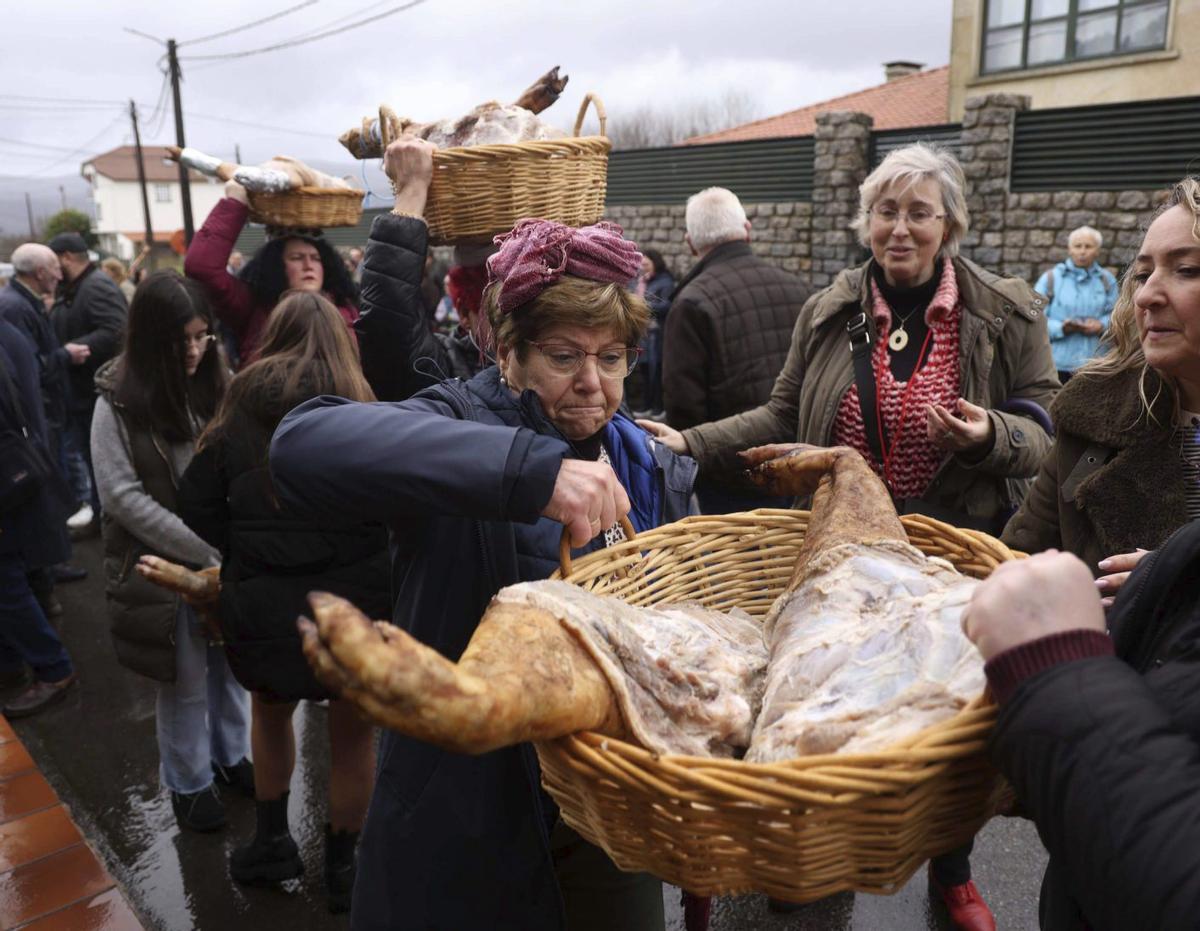 En algunos trayectos los lacones y los
santos viajaron en furgoneta,
debido a la lluvia. |  Noé Parga