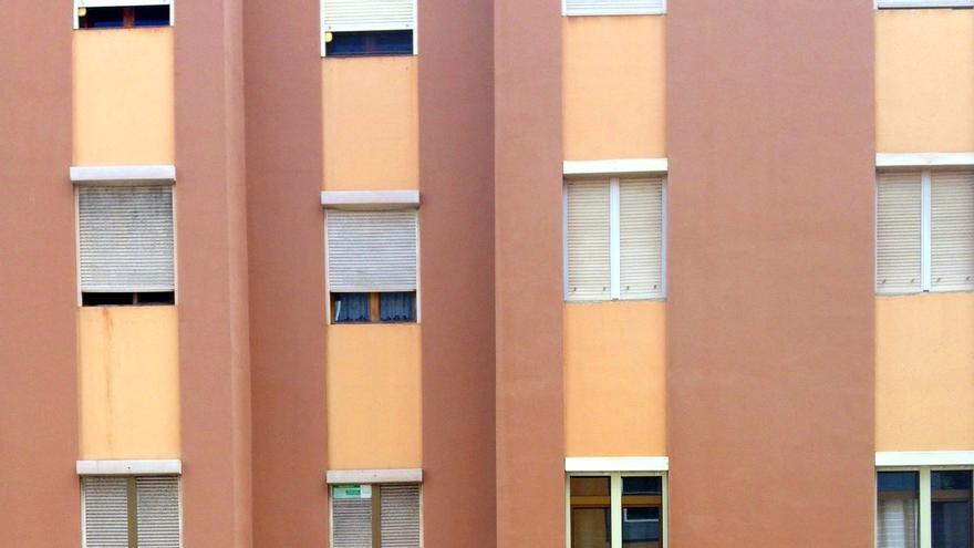 Archivo - Un edificio de Las Palmas de Gran Canaria con una vivienda en venta