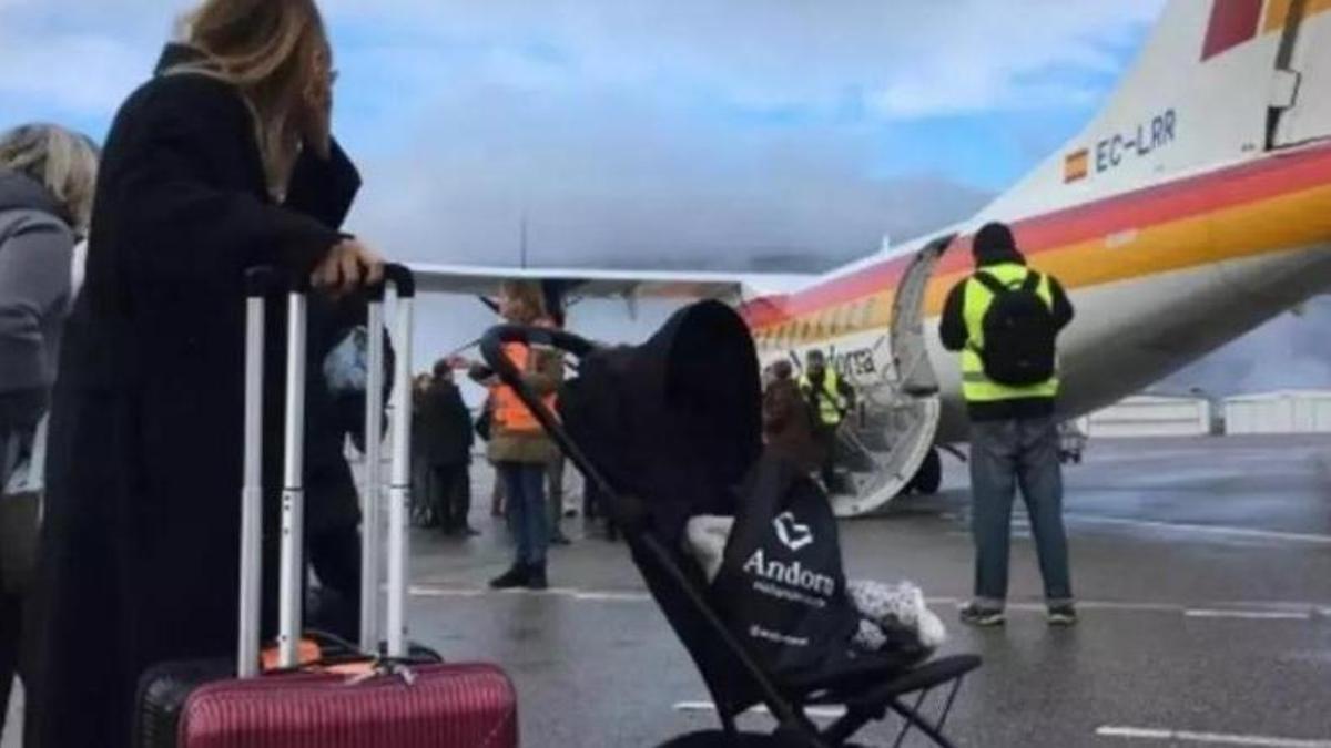 Passatgers a la pista de l'aeroport de la Seu d'Urgell