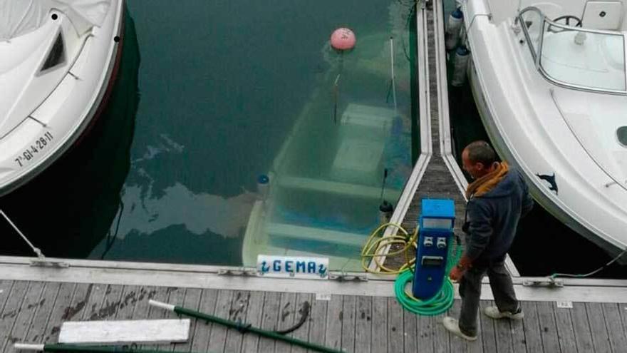 Se hunde una lancha de recreo en el puerto deportivo