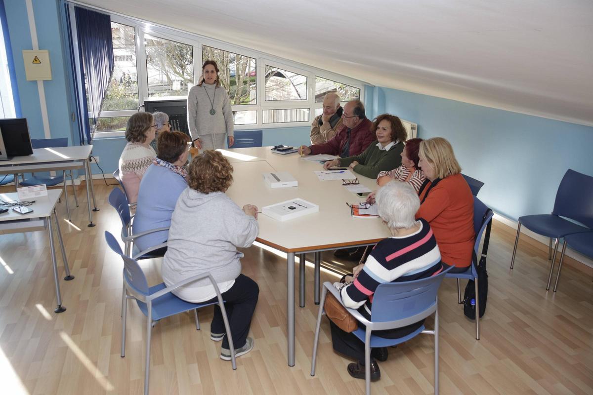 Mayores con voz propia: el “grupín del podcast” del Llano convierte el Centro Social en un estudio de radio
