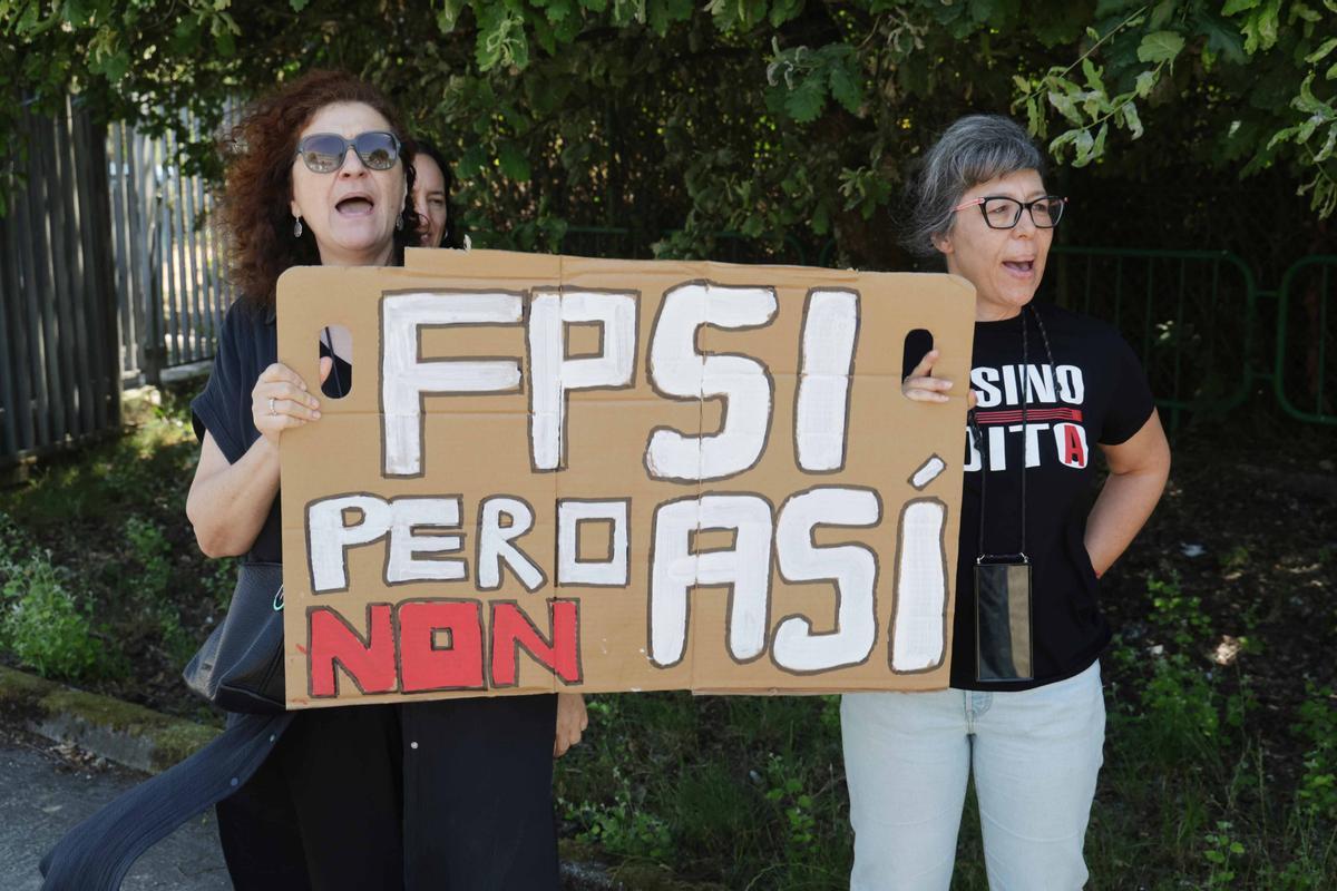 La comunidad educativa del centro vigués se concentró para protestar contra la forma de implantación de la nueva enseñanza.