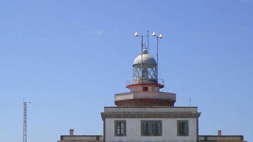 Un grupo de visitantes, en el faro de Fisterra. / m. c. s.