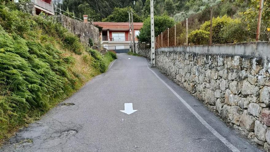 Aparecen en la carretera Nerga-Liméns flechas pint