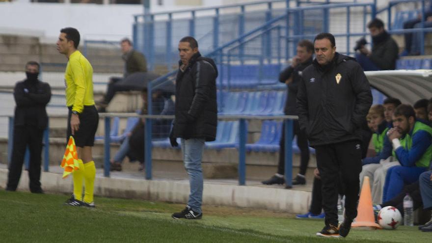 José María Salmerón sigue el choque desde la banda.