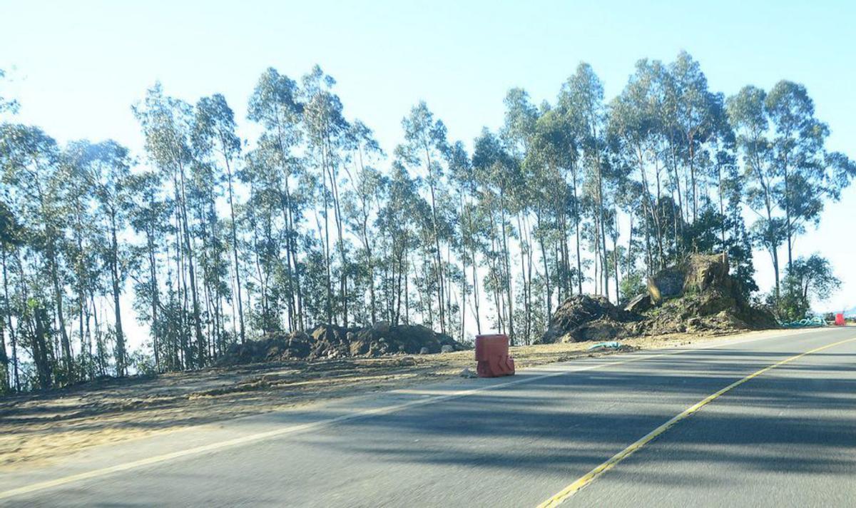 Acera y parada de autobús acabada en el TCA de Tirán a Cangas.   | // G.N.