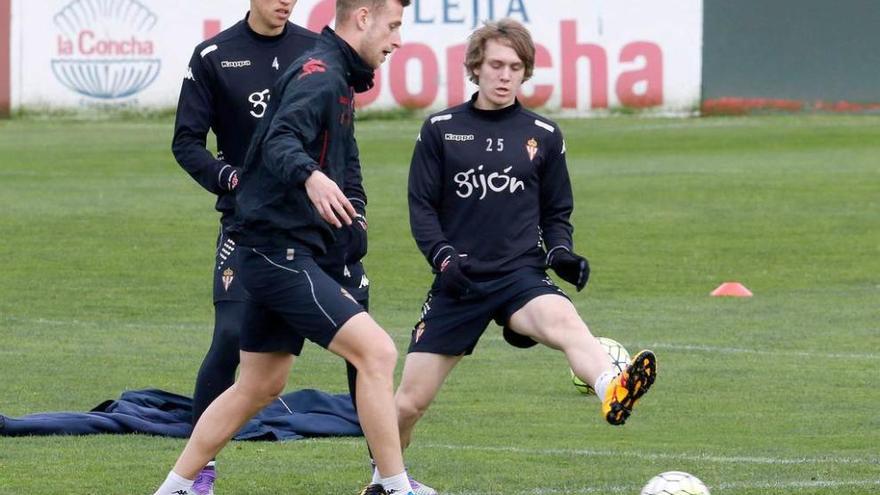 Halilovic presiona a Álex Barrera en presencia de Lichnovsky.