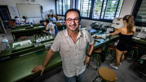 David Castelló, en el laboratorio de biología del instuto Forat del Vent, en Cerdanyola del Vallès