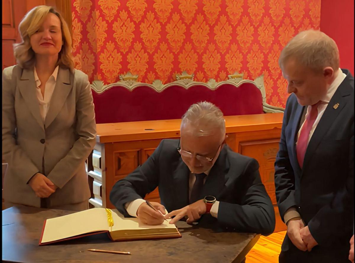 Torres firmó en el libro de honor del ayuntamiento. | SERVICIO ESPECIAL