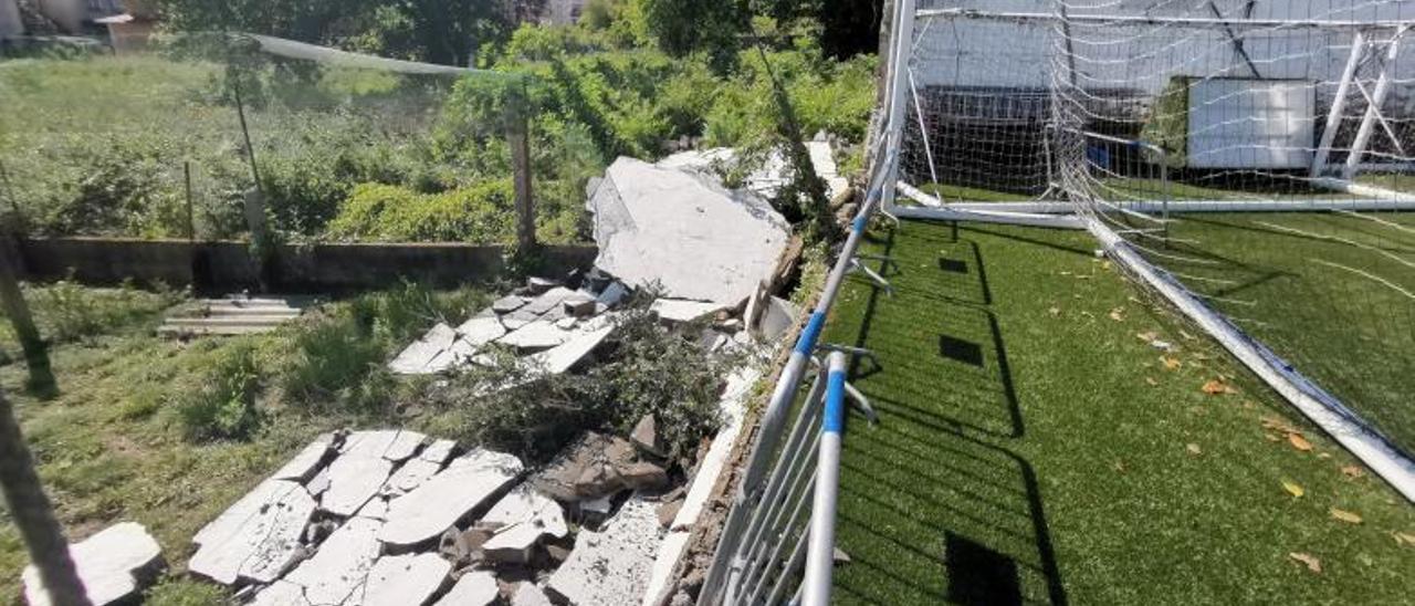 El muro del campo de fútbol de O Morrazo cayó sobre una finca privada.   | // SANTOS ÁLVAREZ
