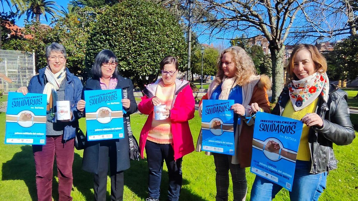 Las integrantes de Raitana Merly Bundy, Rosa Llames y Virginia Resano, con Lucía Llera, de Acosevi, y la edil Rocío Vega.