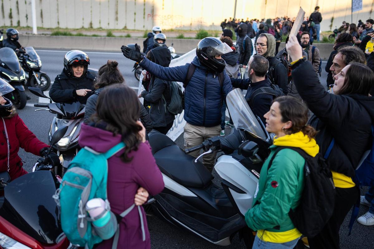 La protesta de profesores corta la B-20 a la altura de Finestrelles