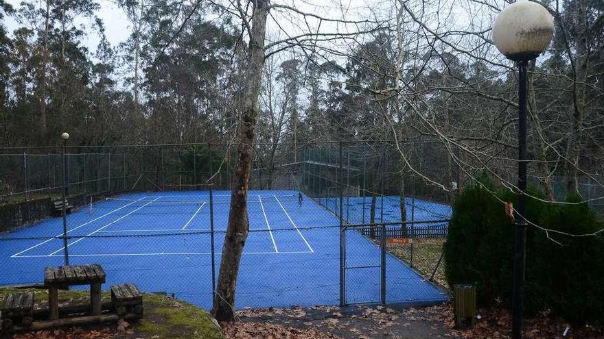 Pistas de tenis renovadas en las instalaciones deportivas de O Beque, en Meira. // G.N.