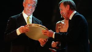 Franz beckenbauer, junto a Johan Cruyff que le entregó  la placa de miembros del Salón internacional de los campeones, durante la gala de la FIFA  1998, celebrada el 1  de febrero de 1999 en el Teatre Nacional de Catalunya
