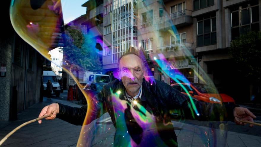 Un hombre feliz bajo un puente de Ourense