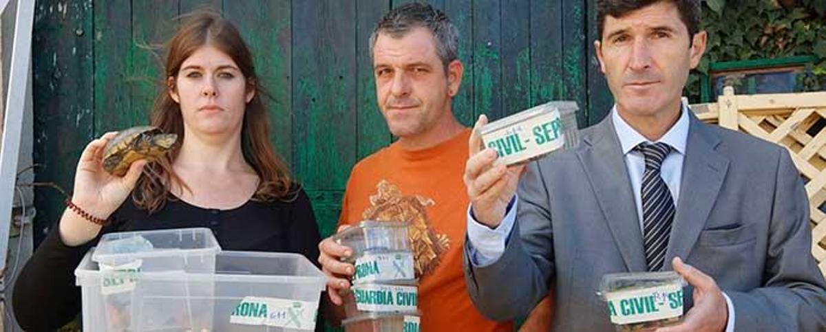 Los dueÃ±os y su abogado, con las tortugas.