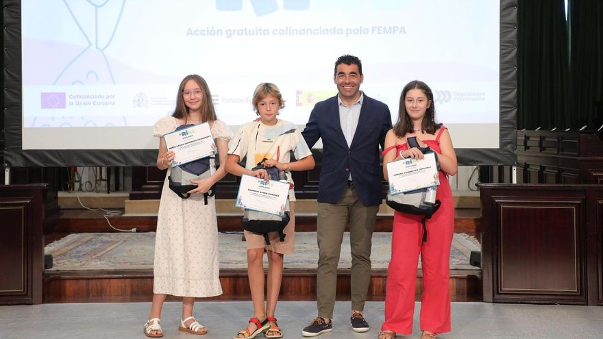 Luis López con los tres premiados.