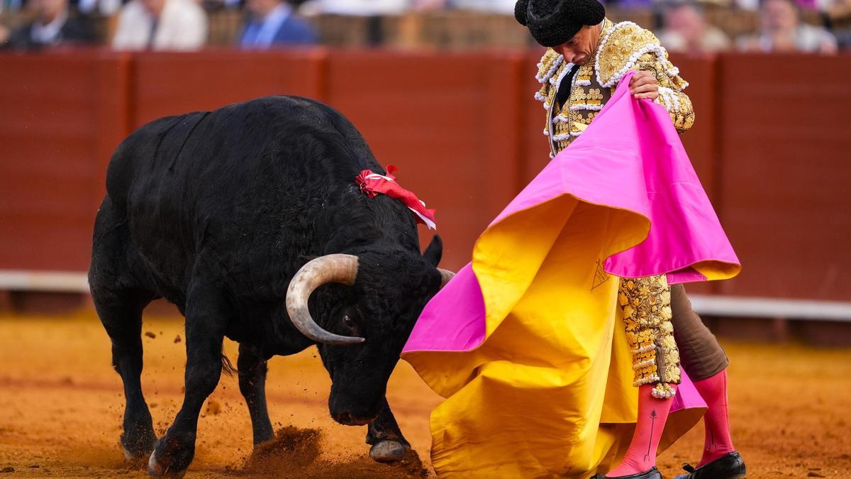 Una gran verónica del maestro Diego Urdiales en la pasada Feria de Abril de Sevilla.