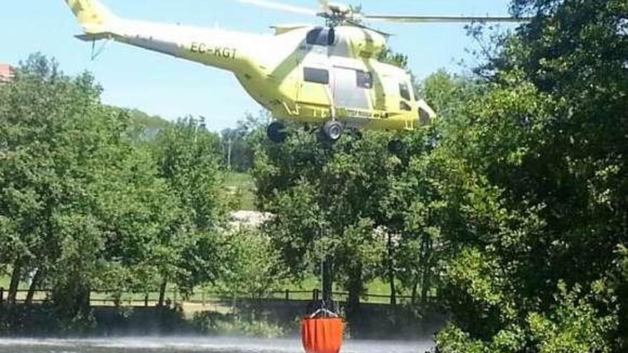 Medio Rural desplaza cuatro brigadas para controlar un incendio forestal en Catasós