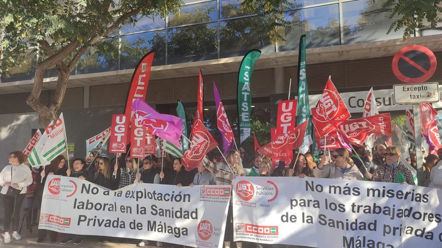 Más de 200 personas se concentran en el Hospital Quirón en defensa del personal de la sanidad privada