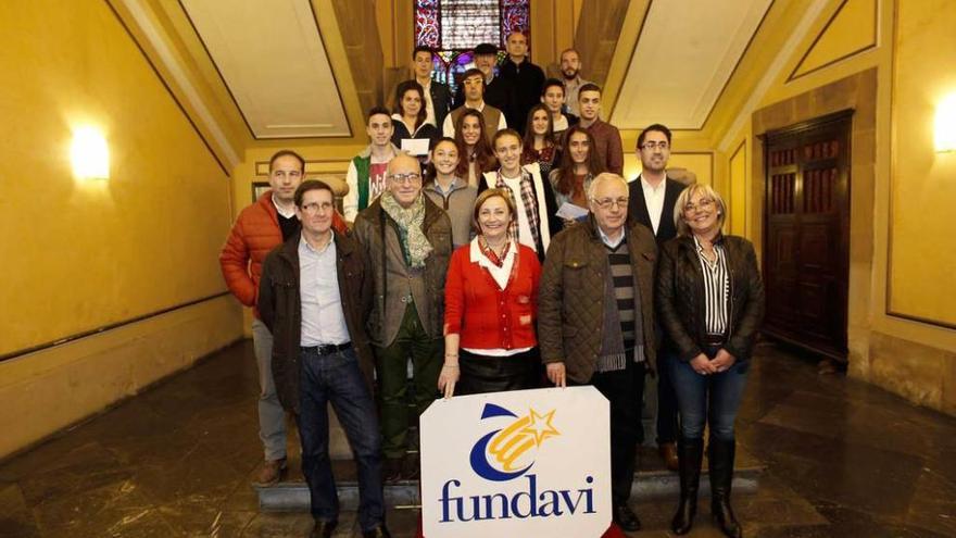 Deportistas, patrocinadores y políticos, ayer, en el vestíbulo del Ayuntamiento de Avilés.