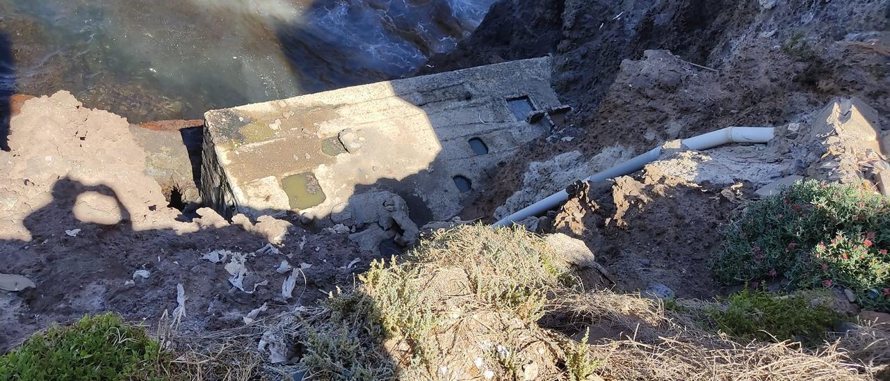 Pozo de residuos fecales de Caleta y estado del mar tras los vertidos.