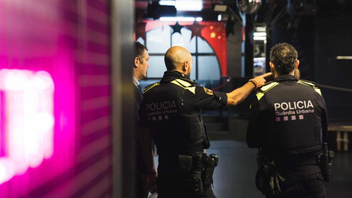 Agentes de la Guardia Urbana de Barcelona realizan una inspección en un local de ocio nocturno de Barcelona