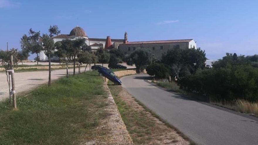 Un coche aparca sin freno de mano en la Ermita de Vinaròs y cae al camino inferior