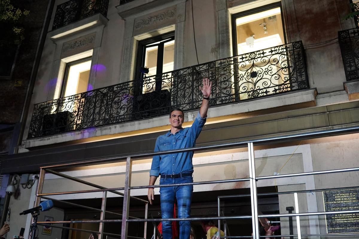 Pedro Sánchez, en el balcón de Ferraz. Pedro Sánchez, en el balcón de Ferraz.