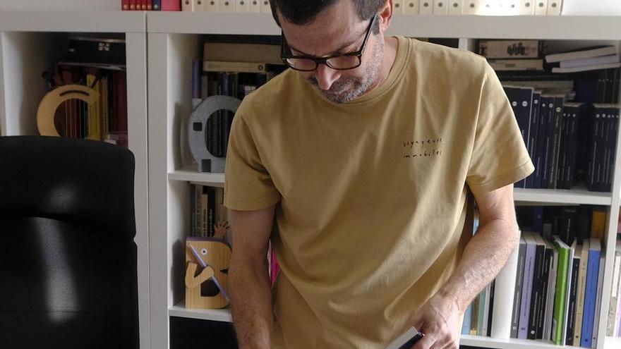 Sergio Hernández, vecino de Telde, tipógrafo, diseñador de portadas y profesor en la universidad