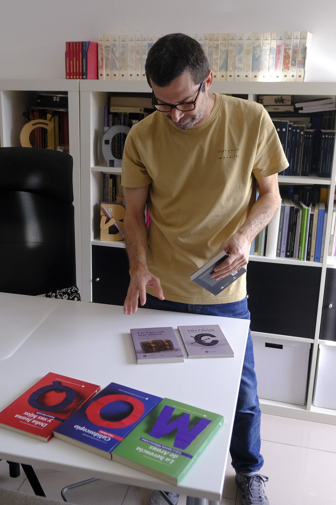 Sergio Hernández, vecino de Telde, tipógrafo, diseñador de portadas y profesor en la universidad