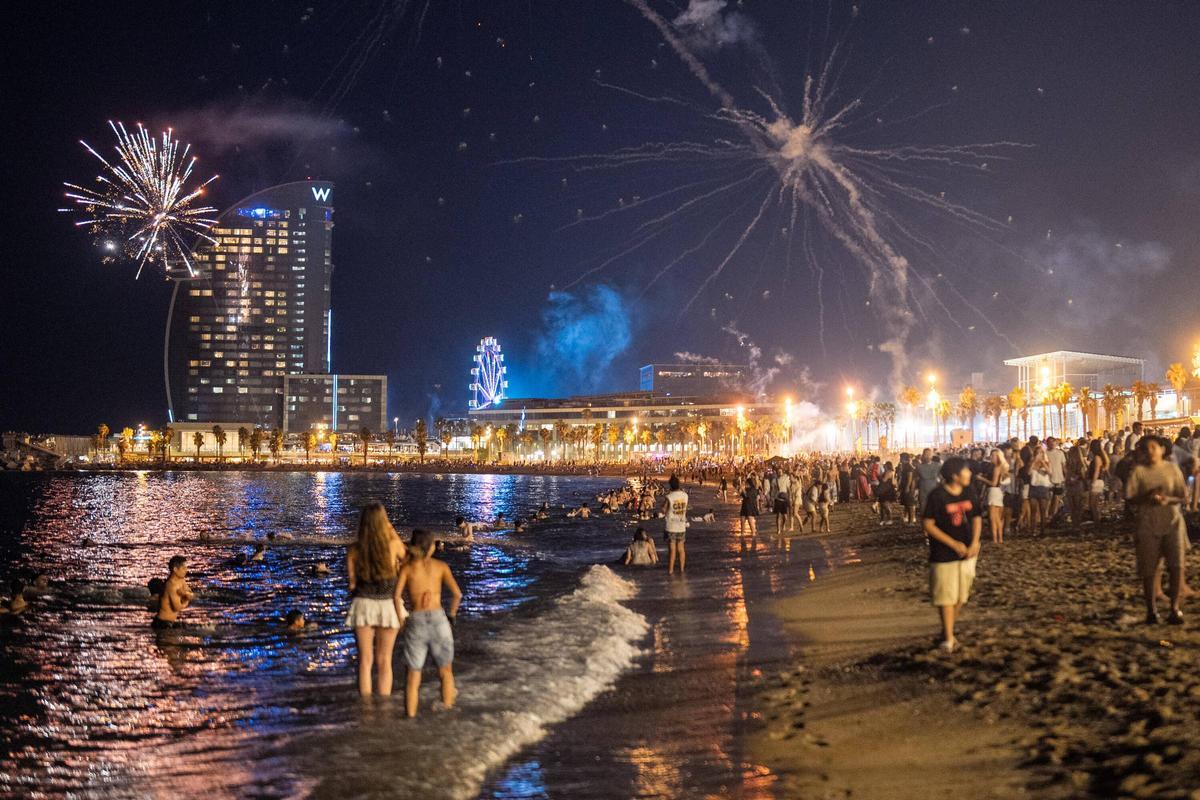 La playa de la Barceloneta llena para celebrar la noche de Sant Joan La playa de la Barceloneta llena para celebrar la noche de Sant Joan