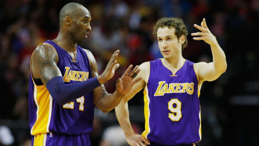 Marcelinho Huertas, junto a Kobe Bryant.